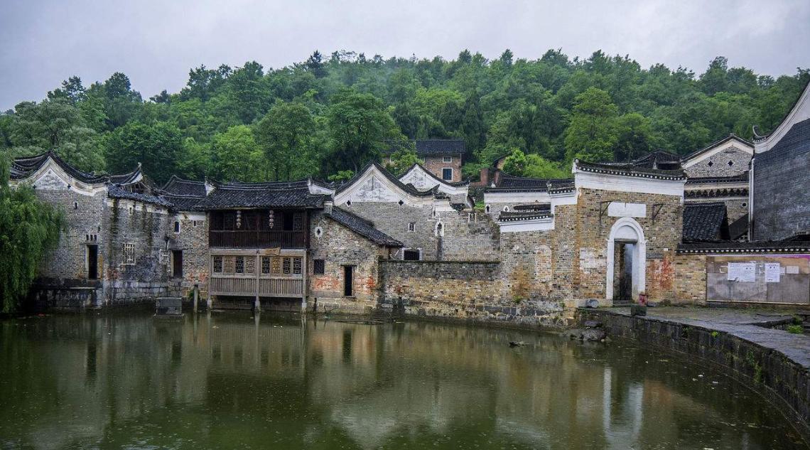 广东省国道纵横交错，构建起了连接各地的重要交通网络。作为中国经济最发达的地区之一，广东省的国道建设和发展具有举足轻重的地位。本文将介绍广东省国道的概况、特点、作用以及对当地经济和社会发展的影响。